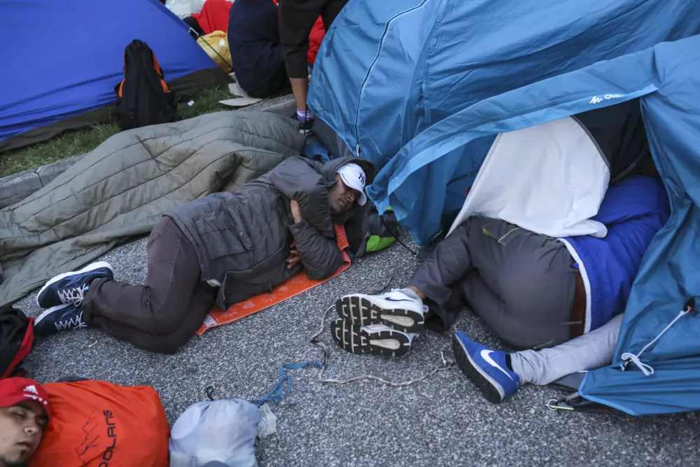 ﻿- 19.09.2015 - Slovenija - slovensko-hrvaška meja - Obrežje - utrujenost - spanje    - Begunci 2015 - migracije po zahodni balkanski poti - migracijska pot beguncev iz Sirije, Afganistana in Iraka čez Balkan proti zahodni Evropi - evropska begunska kriza - migranti -   ///FOTO: Jaka Gasar