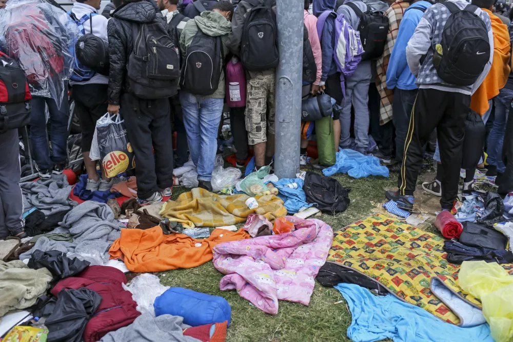 ﻿- 19.09.2015 - Slovenija - slovensko-hrvaška meja - Obrežje - zapuščena prtljaga   - Begunci 2015 - migracije po zahodni balkanski poti - migracijska pot beguncev iz Sirije, Afganistana in Iraka čez Balkan proti zahodni Evropi - evropska begunska kriza - migranti -   ///FOTO: Jaka Gasar