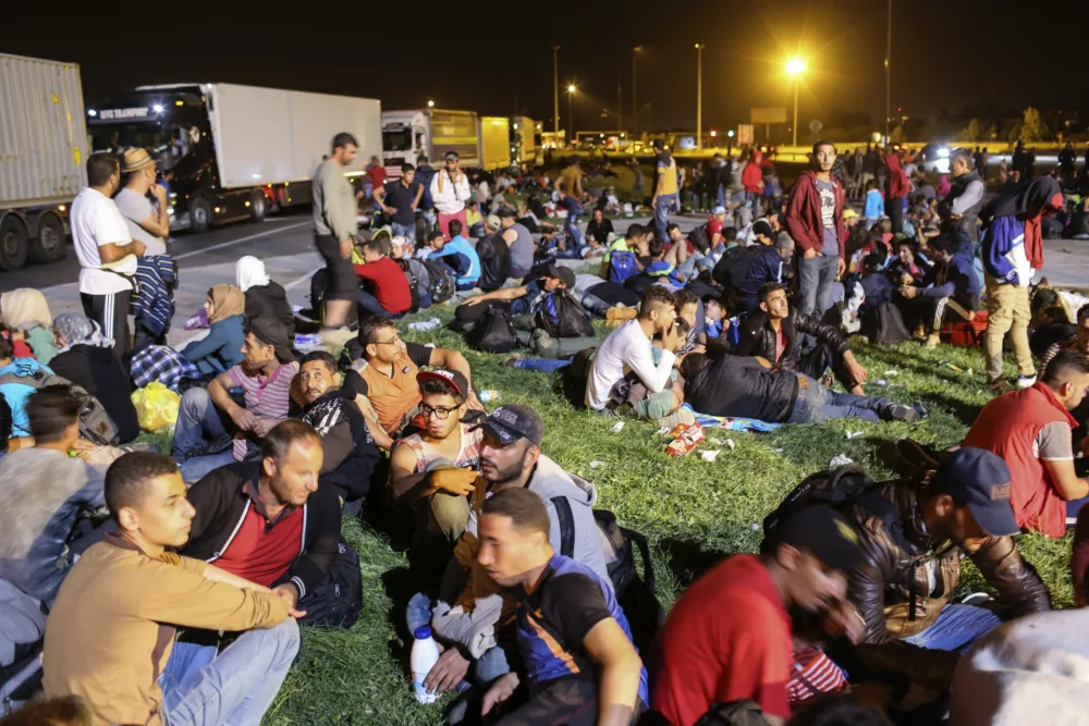 ﻿- 19.09.2015 - Slovenija - slovensko-hrvaška meja - Obrežje   - Begunci 2015 - migracije po zahodni balkanski poti - migracijska pot beguncev iz Sirije, Afganistana in Iraka čez Balkan proti zahodni Evropi - evropska begunska kriza - migranti -   ///FOTO: Jaka Gasar