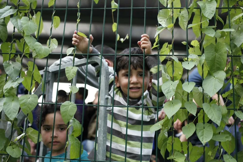 ﻿- 18.09.2015 - Slovenija - slovensko-hrvaška meja - Policijska postaja Brežice - otroci - otrok   - Begunci 2015 - migracije po zahodni balkanski poti - migracijska pot beguncev iz Sirije, Afganistana in Iraka čez Balkan proti zahodni Evropi - evropska begunska kriza - migranti -   ///FOTO: Luka Cjuha