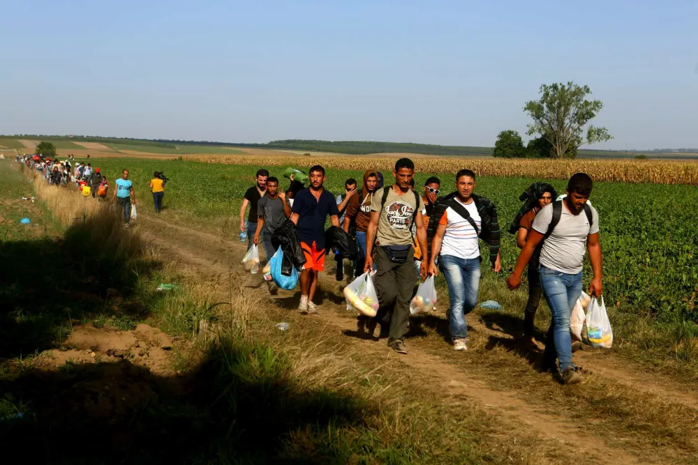 ﻿- 18.09.2015 - Hrvaška - hrvaško-srbska meja - mejni prehod Šid - begunci se iz Srbije prebijajo proti Hrvaški - Begunci 2015 - migracije po zahodni balkanski poti - migracijska pot beguncev iz Sirije, Afganistana in Iraka čez Balkan proti zahodni Evropi - evropska begunska kriza - migranti -//FOTO: Bojan Velikonja