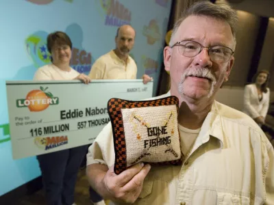 Eden od srečnežev je tudi ameriški voznik tovornjaka Ed Nabors, ki je leta 2007 domov odkorakal z dobrimi 80 milijoni dolarji. Ko so ga vprašali, kakšni so njegovi načrti, je odgovoril: »Veliko bom ribaril.« Po nakupu hiše se je prvotnega načrta tudi držal. / Foto: AP