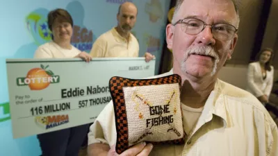 Eden od srečnežev je tudi ameriški voznik tovornjaka Ed Nabors, ki je leta 2007 domov odkorakal z dobrimi 80 milijoni dolarji. Ko so ga vprašali, kakšni so njegovi načrti, je odgovoril: »Veliko bom ribaril.« Po nakupu hiše se je prvotnega načrta tudi držal. / Foto: AP