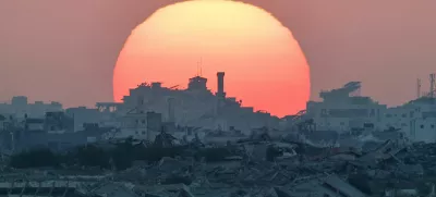 The sun sets over Gaza, as seen from the Israeli side of the border between Gaza and Israel, August 19, 2025. REUTERS/Amir Cohen   TPX IMAGES OF THE DAY