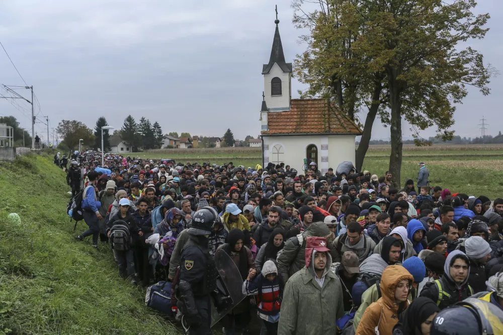 ﻿- 22.10.2015 - Slovenija - slovensko-hrvaška meja - Rigonce- Begunci 2015 - migracije po zahodni balkanski poti - migracijskapot beguncev iz Sirije, Afganistana in Iraka čez Balkan proti zahodniEvropi - evropska begunska kriza - migranti -///FOTO: Jaka Gasar
