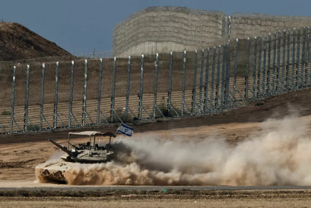 An Israeli tank manoeuvres on the Israeli side of the border with Gaza, Israel August 18, 2025. REUTERS/Amir Cohen   TPX IMAGES OF THE DAY