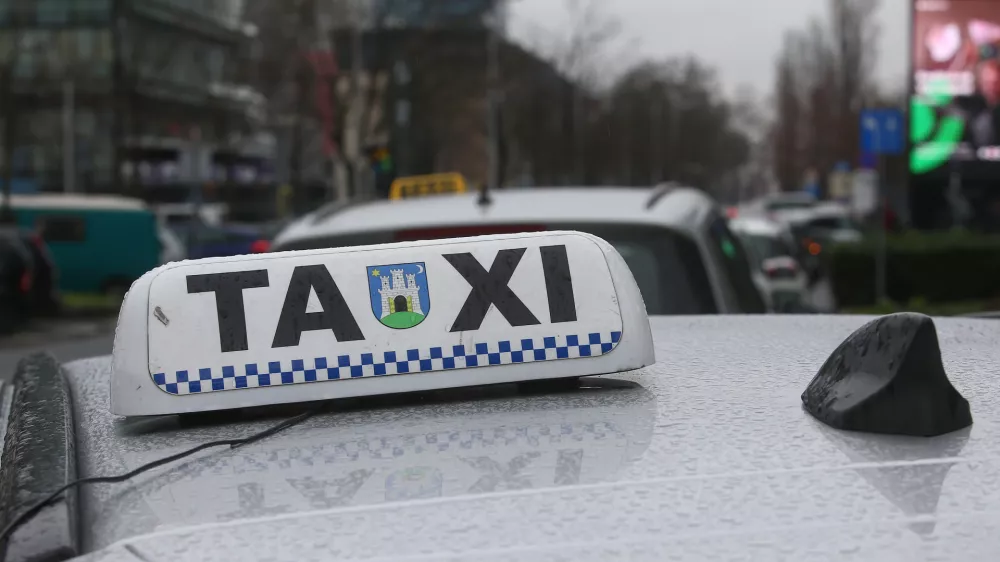 09.02.2021., Zagreb - Novoosnovani Nezavisni sindikat vozaca taksija odrzao prosvjed upozorenja, ispred sjedista Bolta u Radnickoj cesti.rPhoto: Matija Habljak/PIXSELL