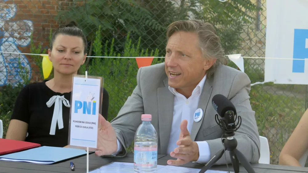 ﻿Izola, pod dimnikom nekdanjega Delamarisa.Novinarska konferenca kandidata za zupana Evgenija Komljanca in gibanja Ponosni na Izolo, na kateri so med drugim predstavili priprave na lokalne volitve.Kandidat za zupana Evgenij Komljanec.