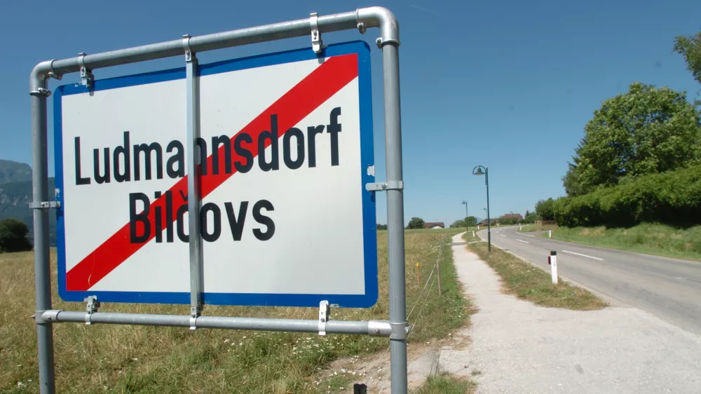 dvojezična tabla - Ludmannsdorf- dvojezično krajevno označevanje - - krajevne table razdelile slovensko manjšino -- Avstrijski parlament je zavrnil ustavni zakon o dvojezični topografiji na Koroškem , //FOTO: Tomaž SkaleOPOMBA: ZA OBJAVO V ČASOPISU DNEVNIK