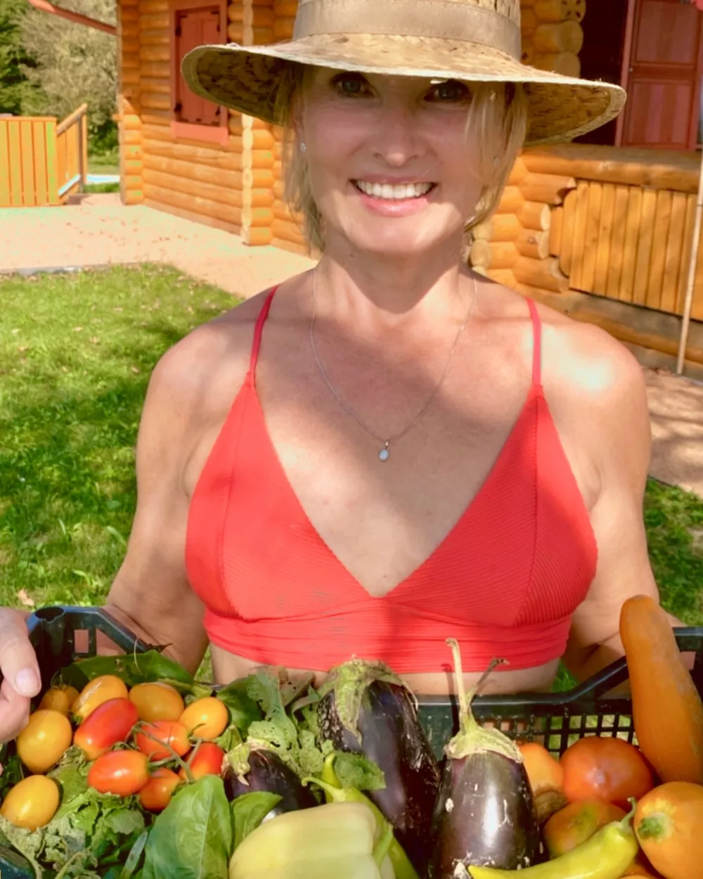 Tanja Ribič vedno vrtnari v kopalkah 