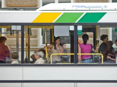 ﻿﻿- LPP - Ljubljanski potniški promet - komunikacija,ljudje,potniki,avtobusi mestnega potniškega prometa,MPP//FOTO: Tomaž ZajelšnikOPOMBA: ZA OBJAVO V PRILOGI - DNEVNIKOV OBJEKTIV - REPORTAŽA 2013    //FOTO: Tomaž Zajelšnik