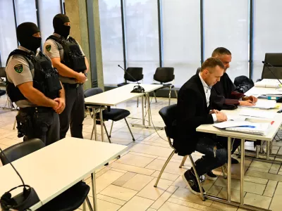 Cezar policistom očita, da so ga aretirali po navodilih iz Bosne