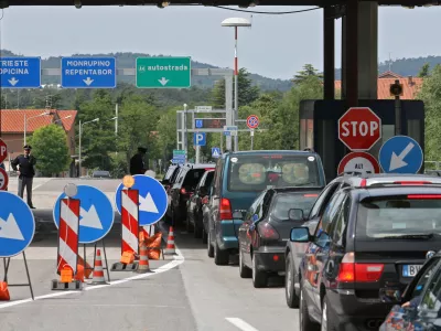 -Zastoji na mejnem prehodu Fernetiči-Italijanske sile javnega reda začasno ponovno nadzorujejo meje s sosednjimi državami zaradi bližnjega vrha državnih in vladnih poglavarjev skupine G8.//FOTO: Luka CjuhaOPOMBA: ZA OBJAVO V ČASOPISU DNEVNIK
