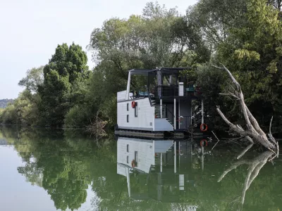 - 20.08.2025 - ogled plavajočih hišk na Ljubljanici//FOTO: Jaka Gasar