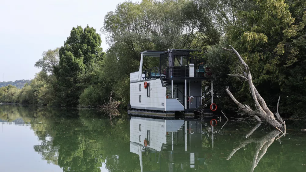 - 20.08.2025 - ogled plavajočih hišk na Ljubljanici//FOTO: Jaka Gasar