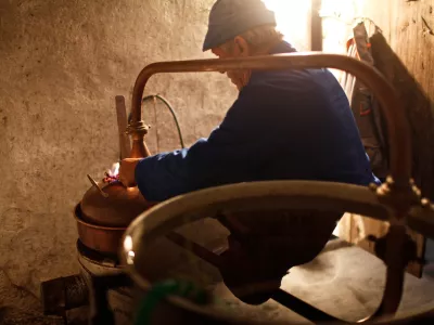 Alojz Urbanija, Vače pri Litiji  - žganjekuha - kuhanje žganja - pridobivanje alkoholnih pijač z destilacijo alkoholno prevretih rastlinskih pridelkov, žganje ///FOTO: Luka Cjuha OPOMBA: ZA OBJAVO V PRILOGI – DNEVNIKOV OBJEKTIV - REPORTAŽA 2011