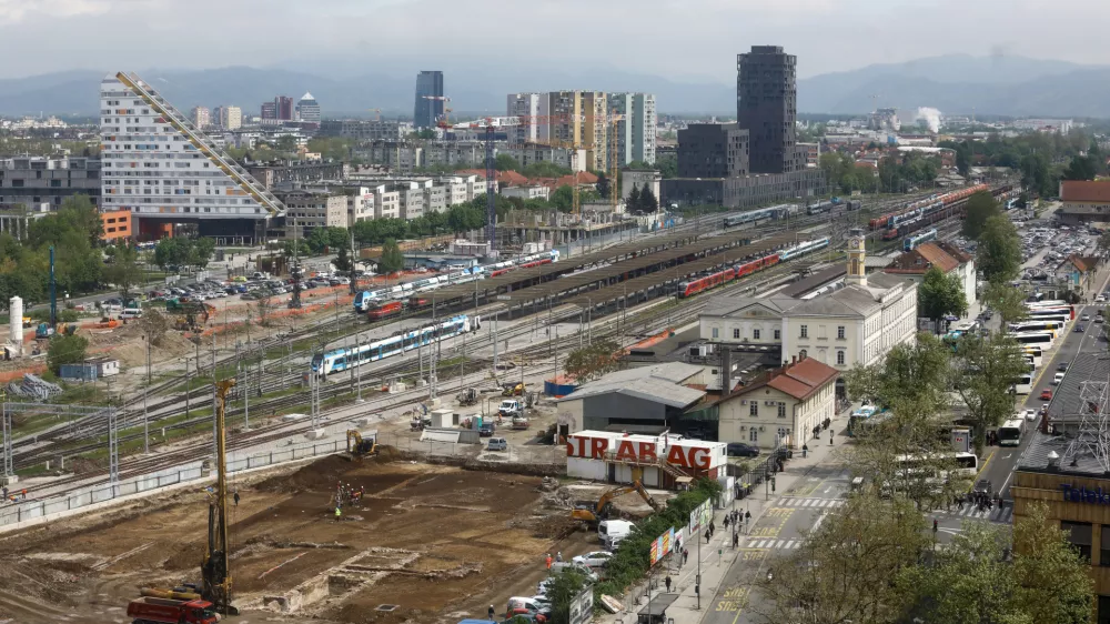 17.04.2024 - gradbišče zasebnega projekta Emonika City - potniški center Ljubljana - železniška postaja - avtobusna postajaFOTO: Luka Cjuha