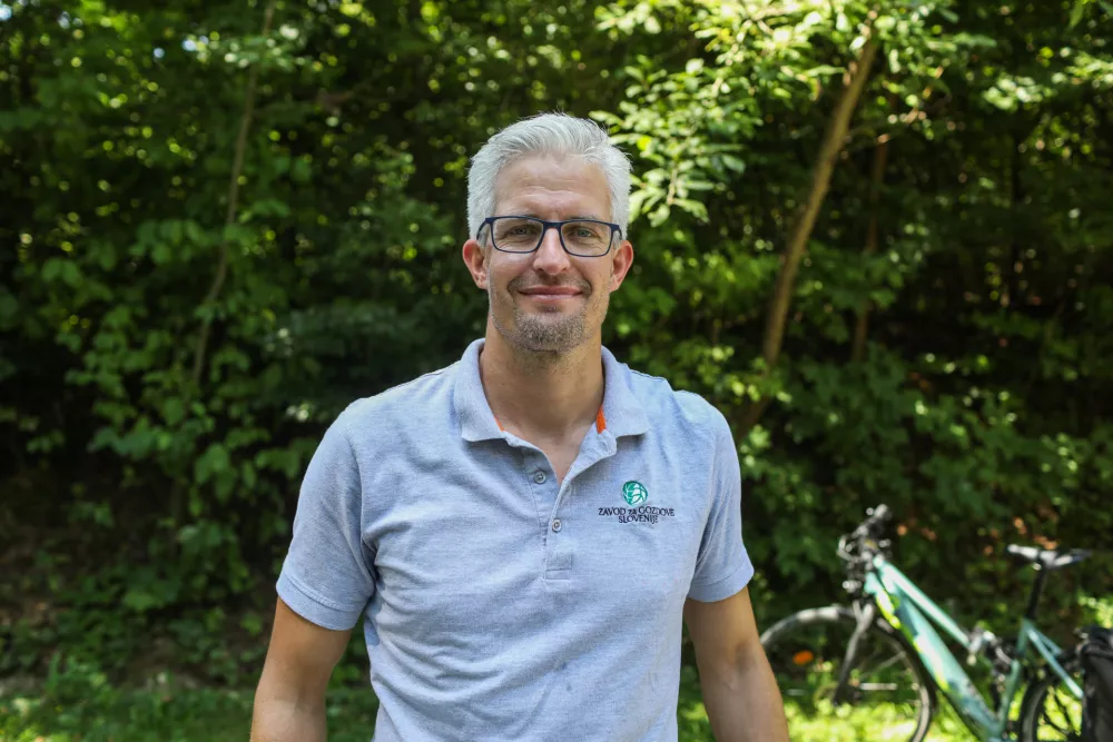  - Jernej Rednak, vodja krajevne enote ZGS, - 13.08.2025. - Vodeni ogled območja poseka dreves na Rožniku s predstavniki Zavoda za gozdove in občine Ljubljana. //FOTO: Bojan Velikonja