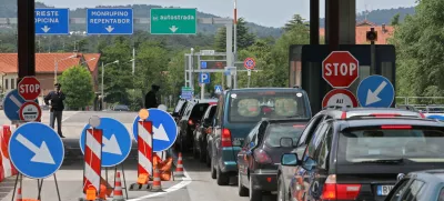 -Zastoji na mejnem prehodu Fernetiči-Italijanske sile javnega reda začasno ponovno nadzorujejo meje s sosednjimi državami zaradi bližnjega vrha državnih in vladnih poglavarjev skupine G8.//FOTO: Luka CjuhaOPOMBA: ZA OBJAVO V ČASOPISU DNEVNIK