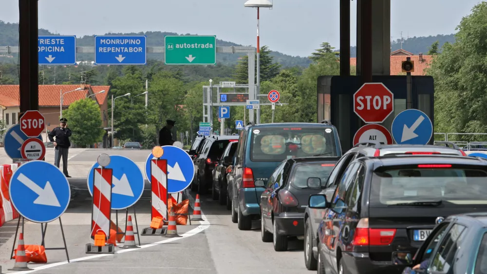 -Zastoji na mejnem prehodu Fernetiči-Italijanske sile javnega reda začasno ponovno nadzorujejo meje s sosednjimi državami zaradi bližnjega vrha državnih in vladnih poglavarjev skupine G8.//FOTO: Luka CjuhaOPOMBA: ZA OBJAVO V ČASOPISU DNEVNIK