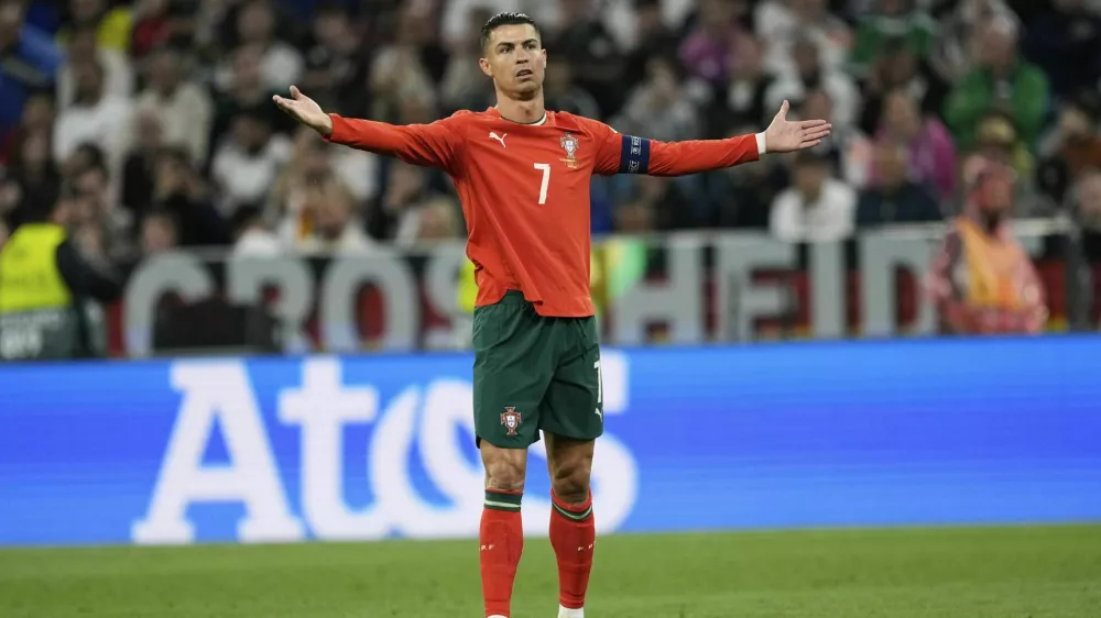 Cristiano Ronaldo je z 938 goli v članski konkurenci (800 v klubih, 138 za reprezentanco) najboljši strelec vseh časov, med drugim pa tudi edini nogometaš, ki je vsaj en gol dosegel na petih različnih svetovnih prvenstvih. Prihodnje leto bi ga lahko še na šestem. 