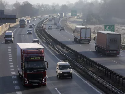 ﻿- 15.01.2021 – Primorska avtocesta – novi prometni zakon za tovornjake - prepoved prehitevanja za tovorna vozila med 6. in 18. uro na avtocesti A1 med Šentiljem in Koprom – tovornjaki – tovornjakarji //FOTO: Jaka Gasar