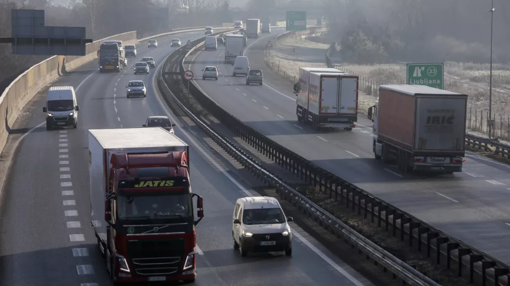 ﻿- 15.01.2021 – Primorska avtocesta – novi prometni zakon za tovornjake - prepoved prehitevanja za tovorna vozila med 6. in 18. uro na avtocesti A1 med Šentiljem in Koprom – tovornjaki – tovornjakarji //FOTO: Jaka Gasar