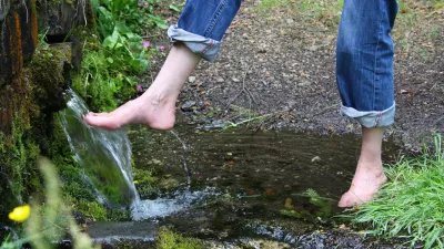 Kneipp cure in the great outdoors, cooling the feet at the source during the hike, promoting blood circulation, doing something good for your health / Foto: Birgit Puck