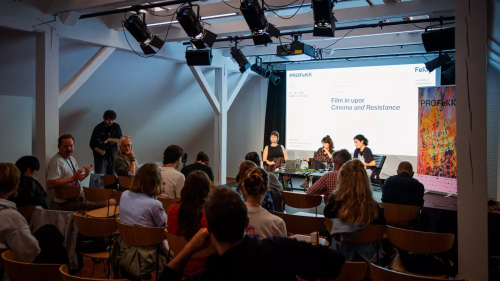 FeKK 2025, pogovor o palestinskem filmu in odporu, sodelujejo (z leve proti desni) Vanja Gajić, Tara Najd Ahmadi in Mathilde Guitton-Marcon. 