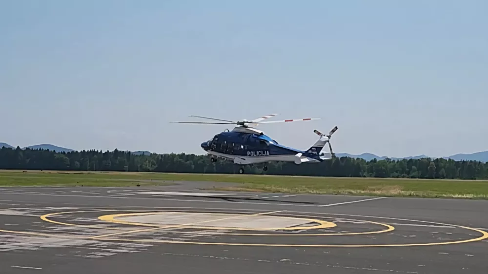 Policijski helikopter na poti na gorsko reševanje. 