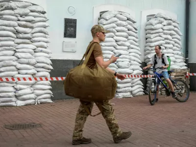 A Ukrainian serviceman walks, amid Russia's attack on Ukraine, in Kyiv, Ukraine, August 21, 2025. REUTERS/Alina Smutko