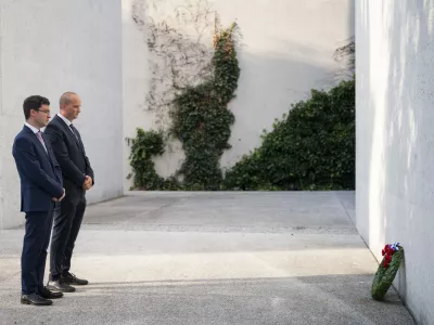 Ljubljana, spomenik zrtvam vseh vojn.Prireditev Studijskega centra za narodno spravo, Vojaskega vikariata Slovenske vojske in Nadskofije Ljubljana ob evropskem dnevu spomina na zrtve vseh totalitarnih in avtoritarnih rezimov.