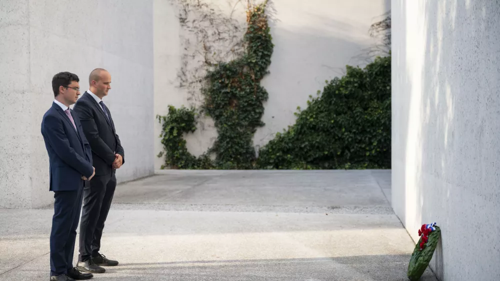 Ljubljana, spomenik zrtvam vseh vojn.Prireditev Studijskega centra za narodno spravo, Vojaskega vikariata Slovenske vojske in Nadskofije Ljubljana ob evropskem dnevu spomina na zrtve vseh totalitarnih in avtoritarnih rezimov.