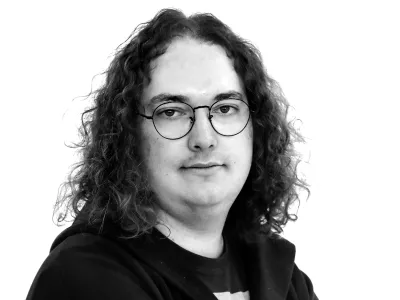 Gašper Stražišar- Redakcija Dnevnik 2024 - portreti za komentarje in kolumne - kolumnisti - komentatorji – novinarji - portret //FOTO: Luka Cjuha