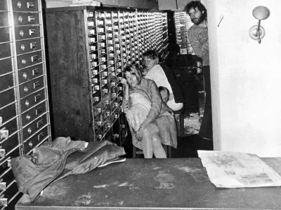 Dogajanje v trezorju: irgitta Lundblad, Sven Säfström, Elisabeth Oldgren in Clark Olofsson. / Foto: Profimedia