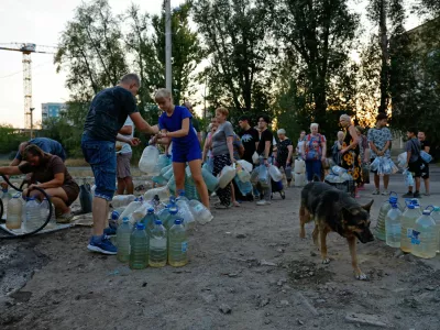 Local residents wait in line to collect water delivered by a tank truck in the course of Russia-Ukraine military conflict, in Donetsk, a Russian-controlled city of Ukraine, August 21, 2025. REUTERS/Alexander Ermochenko