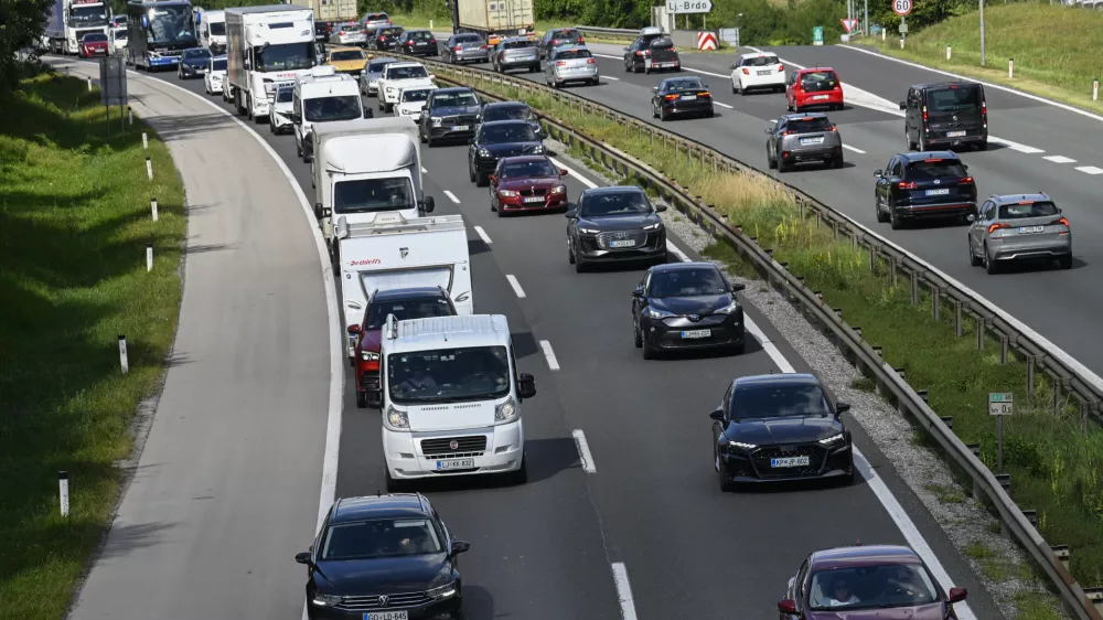 Gneča - simbolična fotografijaDARSavtocestacestazastojiprometrazcep Kozarjesmer Brezovicazastojgneča na cestah22.08.2025 - Gneča na avtocesti pri razcepu KozarjeFoto: Nik Erik Neubauer 