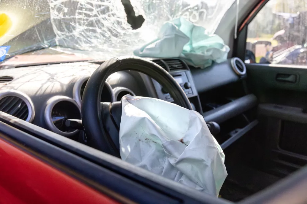 A deployed air bag and broken windshiled / Foto: Greggory Disalvo