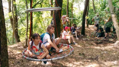 obisk doživetja ter prinaša zabavno-poučno izkušnjo, polno gozdne igre, domišljije in otroške poezije Srečka Kosovela. F Arhiv Škrateljc