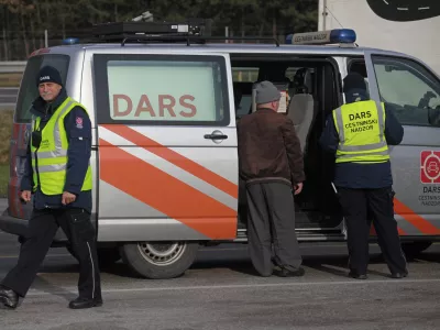 ﻿- nadzorniki DARS - 5.12.2013 - Avtocestno počivališče Voklo - gorenjska avtocesta - preusmeritev prometa skozi počivališče - kontrola cestnega prometa v kateri so sodelovali policisti, cariniki in cestninski nadzorniki DARS //FOTO: Luka Cjuha