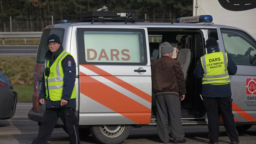 ﻿- nadzorniki DARS - 5.12.2013 - Avtocestno počivališče Voklo - gorenjska avtocesta - preusmeritev prometa skozi počivališče - kontrola cestnega prometa v kateri so sodelovali policisti, cariniki in cestninski nadzorniki DARS //FOTO: Luka Cjuha