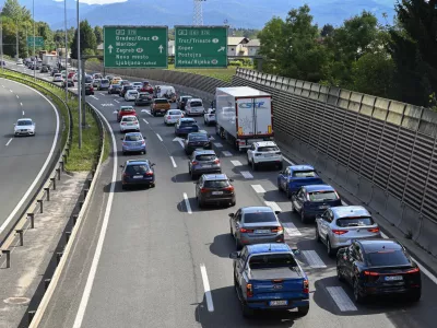 Gneča - simbolična fotografijaDARSavtocestacestazastojiprometrazcep Kozarjesmer Brezovicazastojgneča na cestah22.08.2025 - Gneča na avtocesti pri razcepu KozarjeFoto: Nik Erik Neubauer 