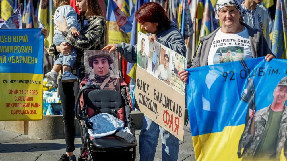Relatives of Ukrainian missing servicemen attend a rally as the country celebrates Independence Day, amid Russia's attack on Ukraine, in the centre of Kyiv, Ukraine, August 24, 2025. REUTERS/Alina Smutko    TPX IMAGES OF THE DAY