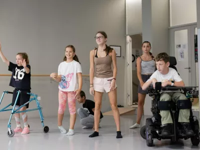 Prešerno razpoloženje in trdo delo na plesnih vajah, ki potekajo vsak dan v dvorani KGBL. F Darja Štravs Tisu