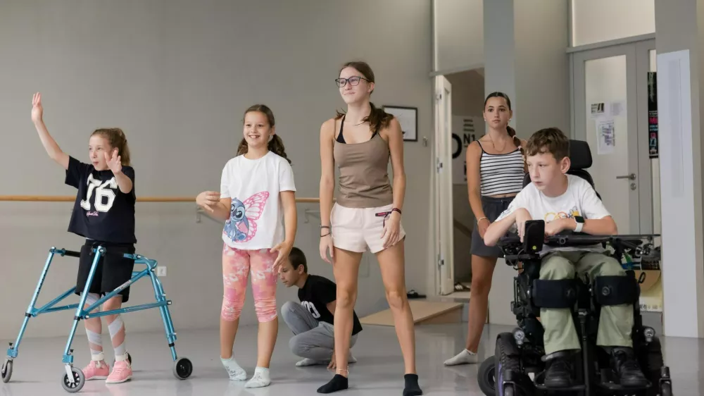 Prešerno razpoloženje in trdo delo na plesnih vajah, ki potekajo vsak dan v dvorani KGBL. F Darja Štravs Tisu