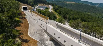 Na odseku od Crnega Kala do Kopra so se zakljucila glavna gradbena dela, kar predstavlja kljucen mejnik pri izgradnji sodobne zelezniske povezave na drugem tiru od Divace do Kopra.