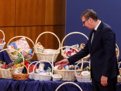 Srbski predsednik Aleksandar Vučić predstavlja gospodarske ukrepe. 