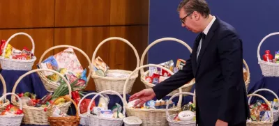 Srbski predsednik Aleksandar Vučić predstavlja gospodarske ukrepe. 