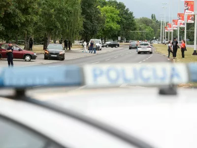 Moški je sredi belega dne v Zagrebu streljal na domnevnega ljubimca svoje žene. 