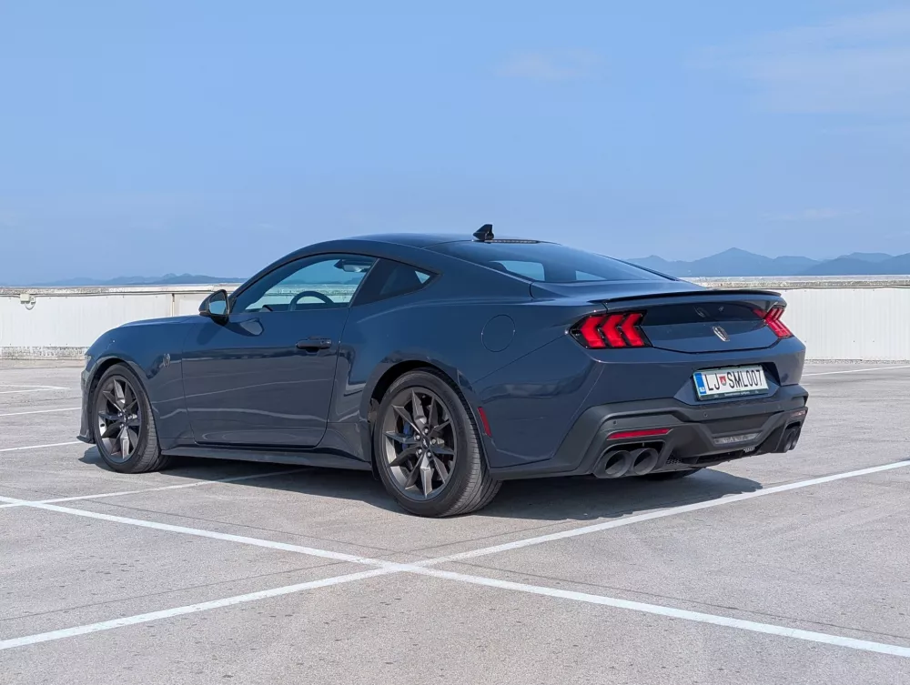 Ford mustang dark horse